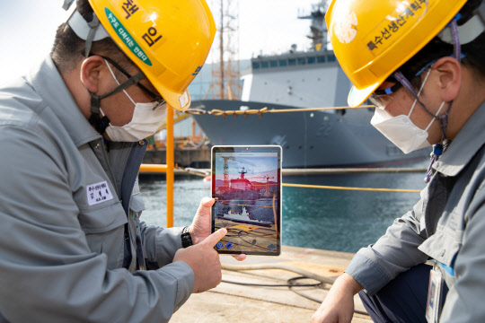대우조선해양 직원이 실제 함정과 혼합현실 시스템으로 구현한 가상 함정을 비교하며 작업을 하고 있다. <대우조선해양 제공>